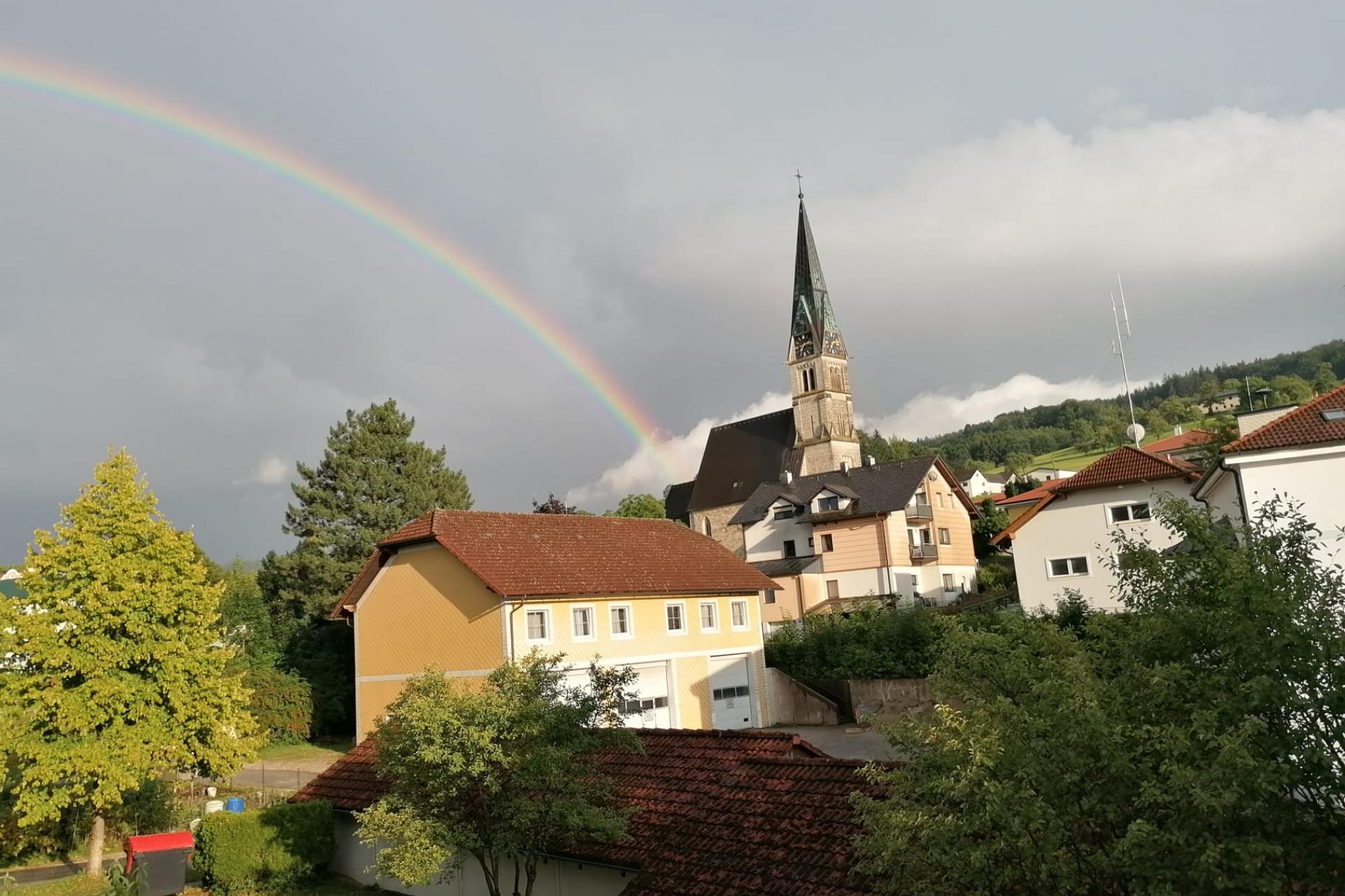 Regenbogen_mit_Blick_auf_die_Kirche