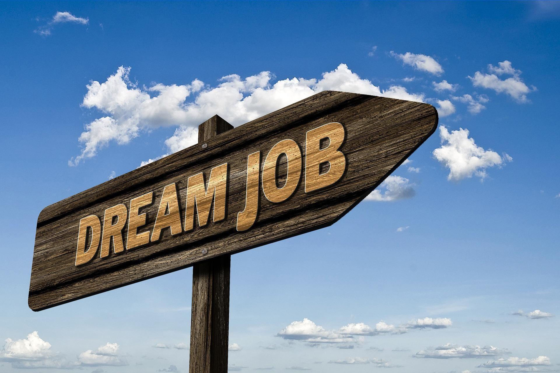 Wegweiser mit Aufschrift "DREAM JOB"