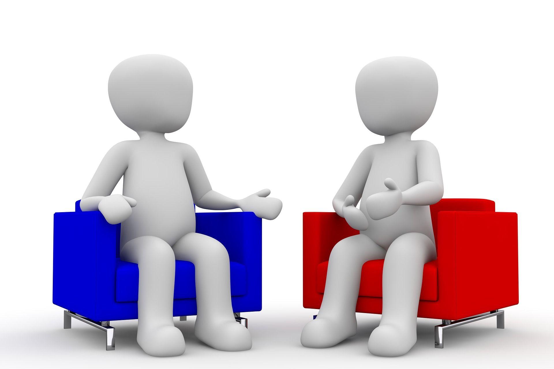 Zwei Figuren auf einem blauen und einem roten Sessel, die ein Gespräch führen