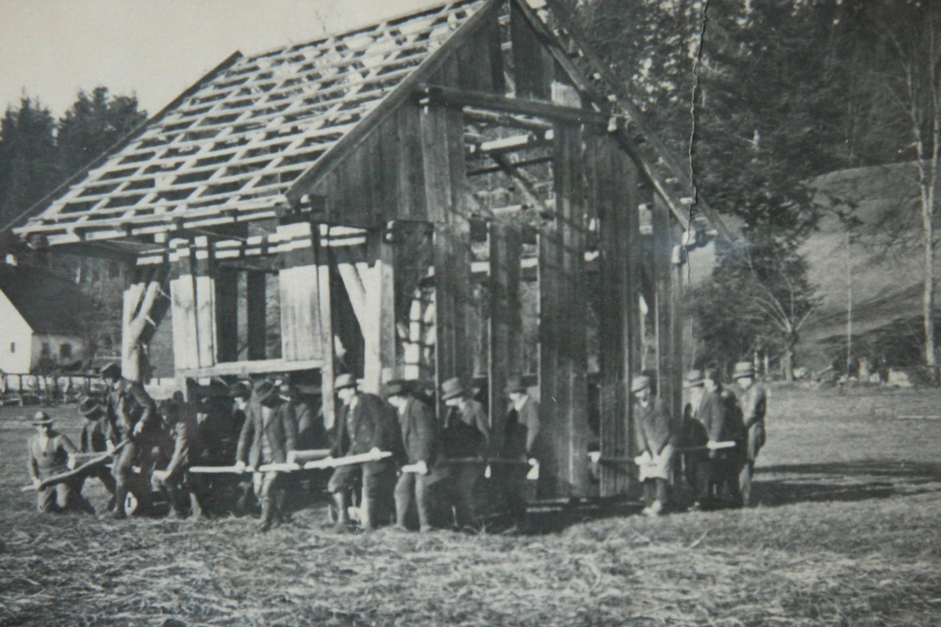 Foto aus der Topothek, Stadl wird händisch umgesetzt