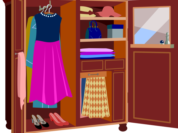 Kleiderschrank mit bunten Kleidern, Röcken, Schuhen, Taschen und Hüten