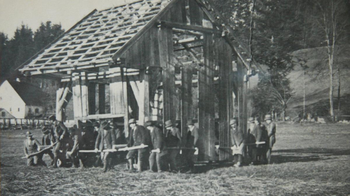 Foto aus der Topothek, Stadl wird händisch umgesetzt