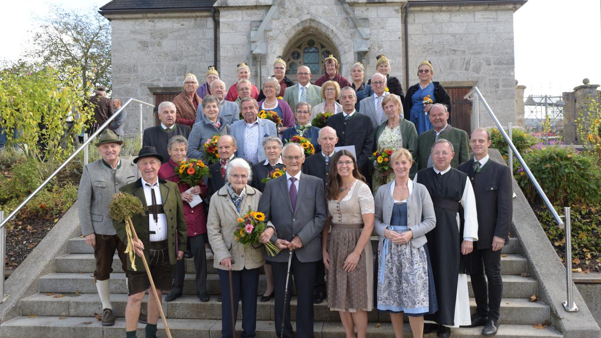 Gruppenfoto Jubelpaarfeier 2024 auf Kirchenstiege, Jubelpaare und weitere Teilnehmer