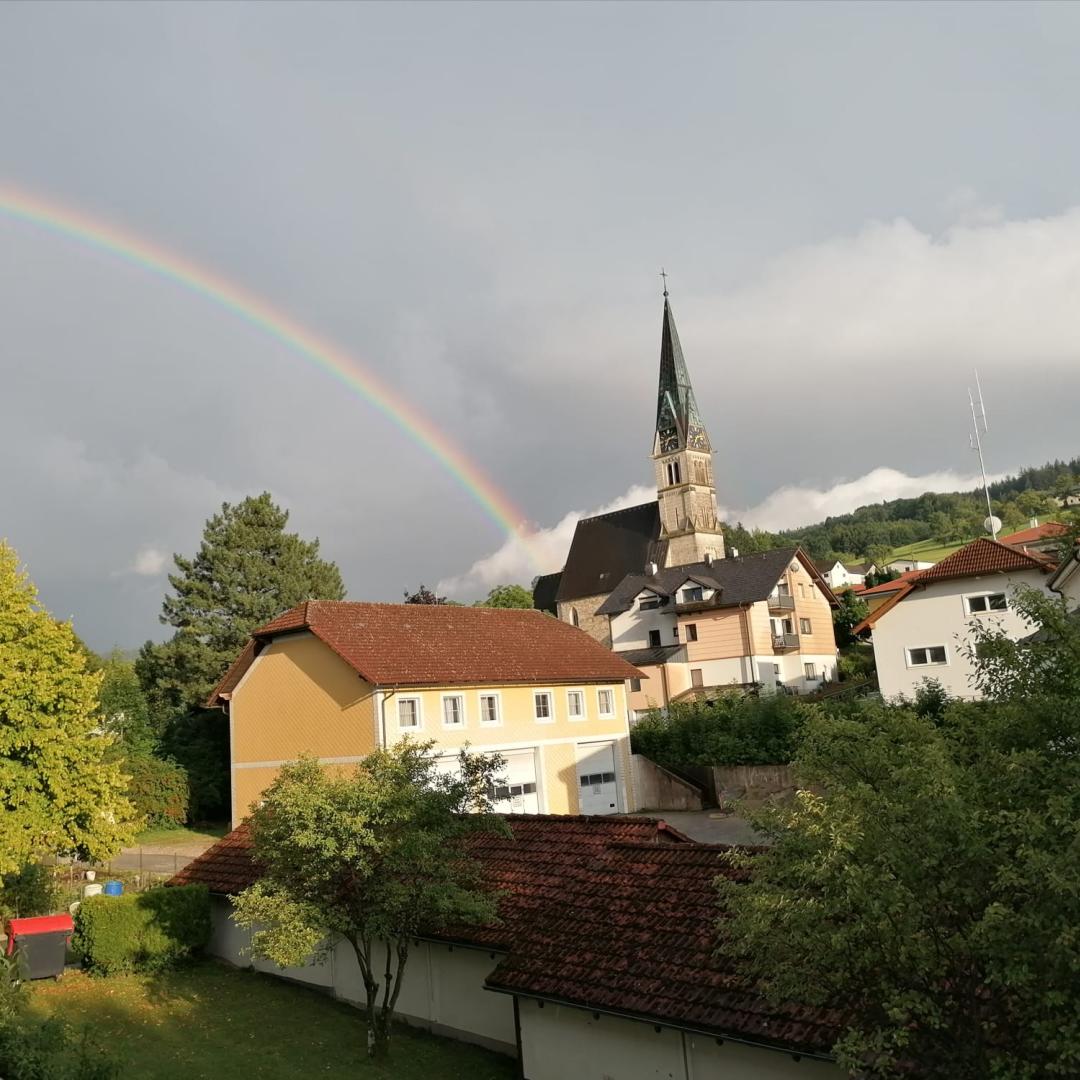 Regenbogen_mit_Blick_auf_die_Kirche