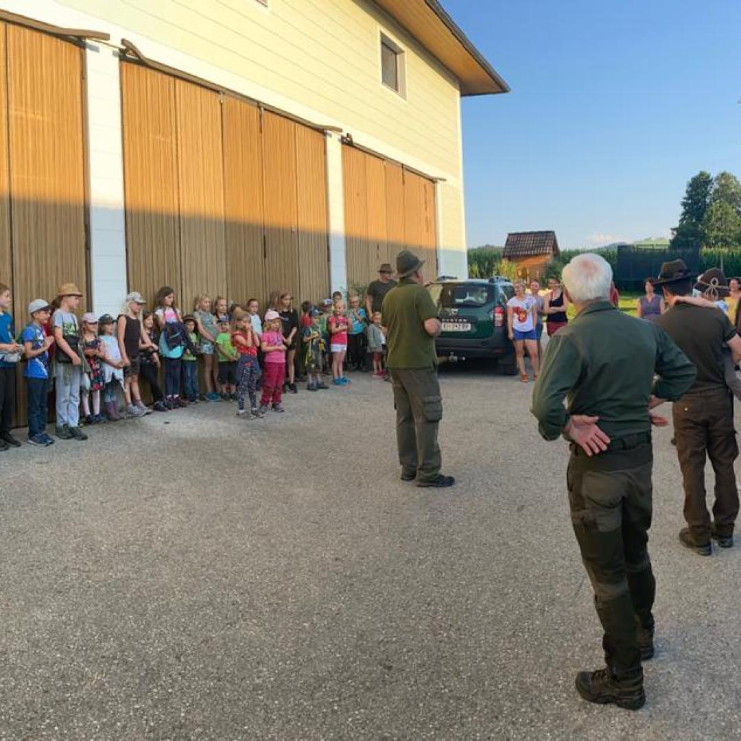 Gruppenfoto_der_Jägerschaft_und_Kinder