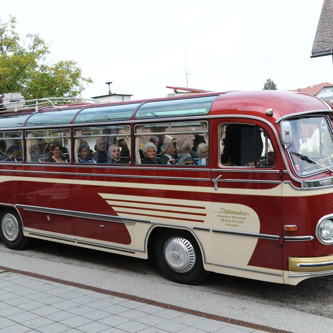 Bus auf der Fahrt ins Gasthaus